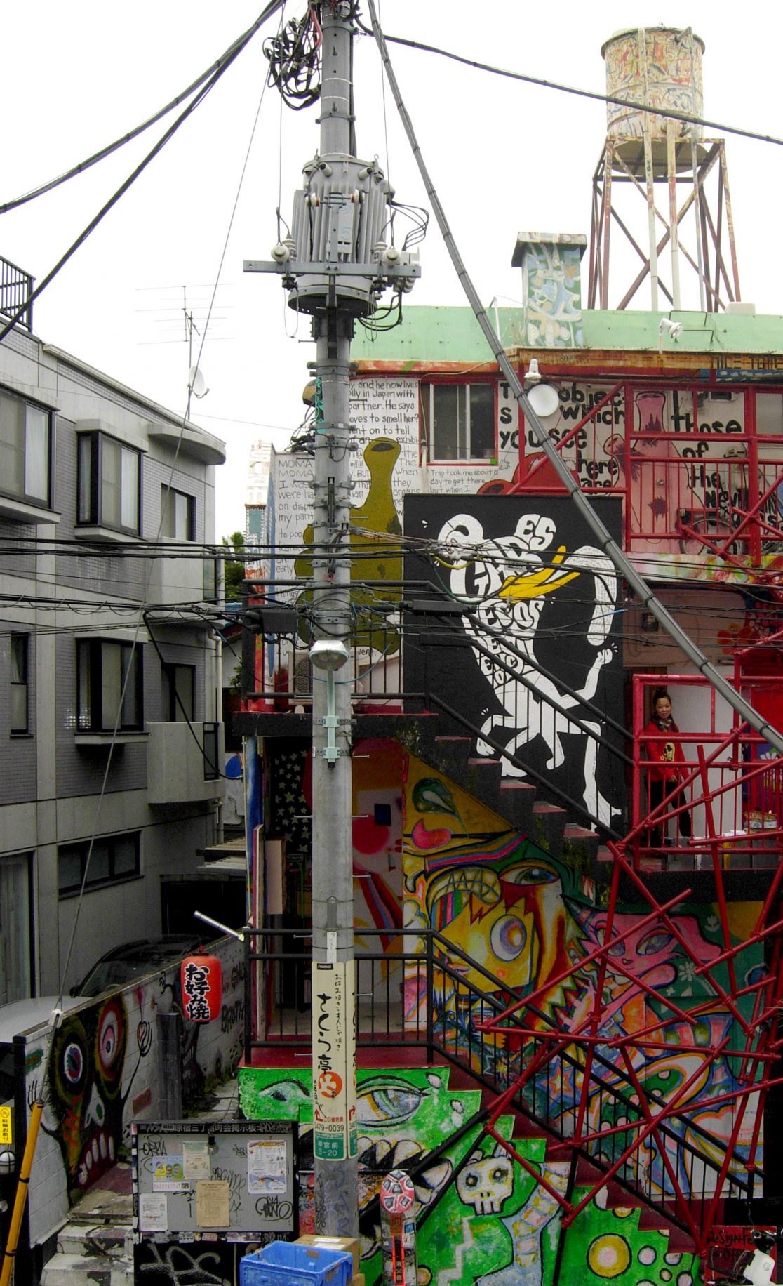 Lugares hechos de silencio, building view. Mural in Tokyo commissioned by Design Festa Gallery