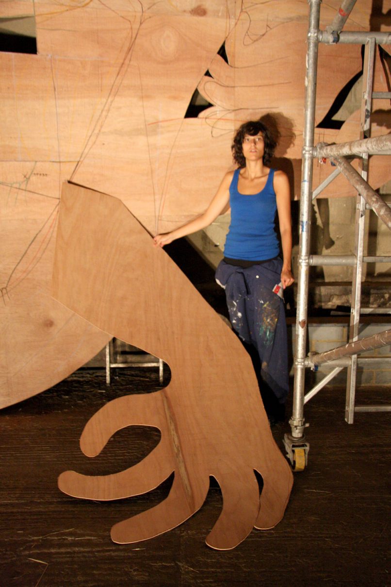 Making-of Knotted Arms, a 11.50 x 5 m installation. The artist Cristina Reyes holding a massive hand