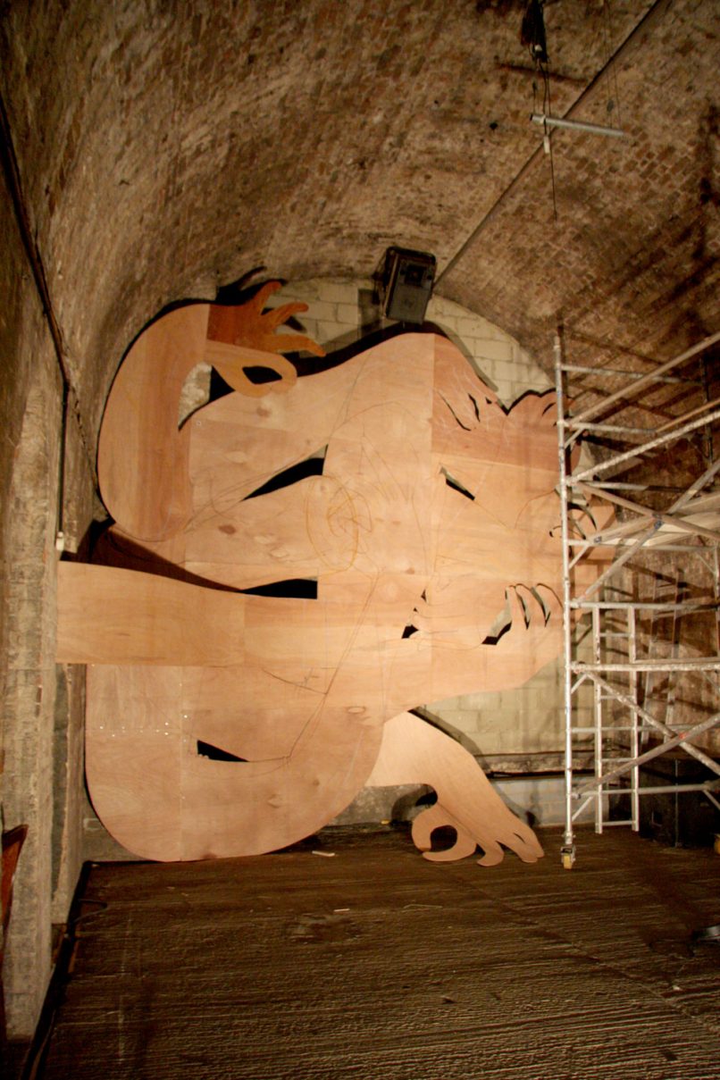 Knotted Arms, a 11.50 x 5 m installation created in the massive Shunt Vaults - making-of